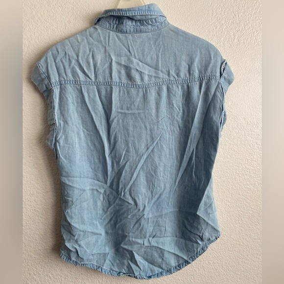 💥Celebrity Pink Light Denim Chambray Short Sleeve Button Down Lightweight Top M - Picture 3 of 11
